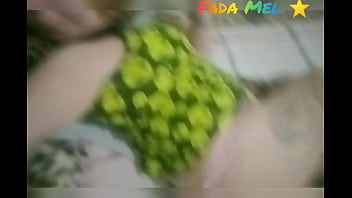 お尻とオマンコを見せるためだけに抜いたパンティにタトゥーを入れていたら、集中力が切れて刺青をやめてしまった。ドイツのタトゥーアーティスト。