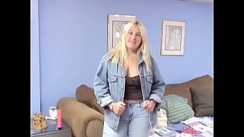 クリトリスピアスのブロンドの女の子は、彼女のおっぱいと剃ったおまんこを見せびらかすのが大好き