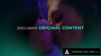 MODERN-DAY SINS - 初めての潮吹きオーガズムの後、好奇心旺盛なストレートの女の子と熟女レズビアンのトリブス！