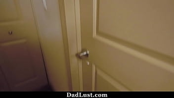継娘が継父のノートパソコンでポルノを見ているのを見つけた - Violet Rain - Dadlust