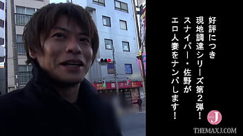 她一被转子和手指的男人搅动阴部就达到了高潮!