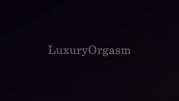 日曜の朝、興奮した隣人とセックス三昧。オーガズム - LuxuryOrgasm