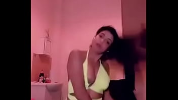 熱くてふしだらな大学生がTikTokに彼女のおっぱいを投稿します
