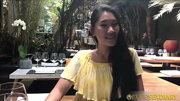 細いホットな中国人観光客がホテルのロビーで出会ったばかりの白人男を前髪する