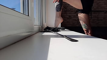 Dominatrix Nika の甘くて優しい足は、真の愛好家や女性の足の愛好家のためのものです。私のすべてのつま先をなめることをどのように夢見ているのか教えてください
