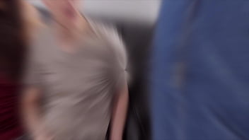 エロいブルネットが夫の前で犯される
