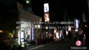 個室で二人きりの彼女にチンポを差し出すほどムラムラしていたスタッフは、待っているように舌の上で亀頭をコロコロ転がした。