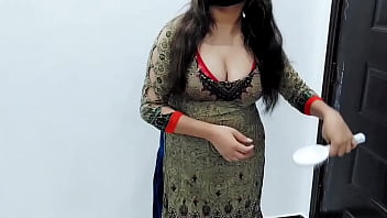 クリアなヒンディー語音声を備えた夫の友人によるインドの村の妻のアナルセックス