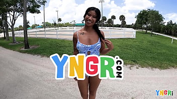 YNGR - シカゴの若い女性 Ameena Green が人前でチンポをしゃぶってからオイルを塗って激しくファック