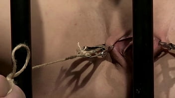 主人使用丰满性感的荡妇来取悦自己。 第 1 部分。她的主人鞭打她的敏感部位，然后用她紧绷的绳索操她。 荡妇训练，奶头鞭打，猫鞭打，和绑定他妈的。