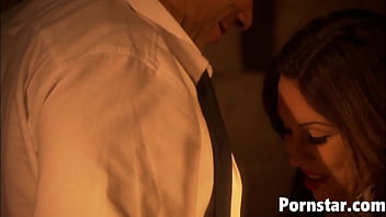 乱暴に耕された毛むくじゃらのまんこを持つセクシーなrayveness