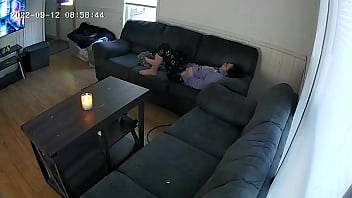 Hubbys 離れているので、妻は隠しカメラをプレイします