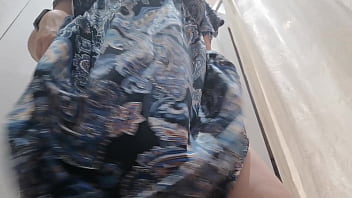 ぽっちゃりしたイタリア人の継母があなたを衣料品店に連れて行き、革の服を試着します
