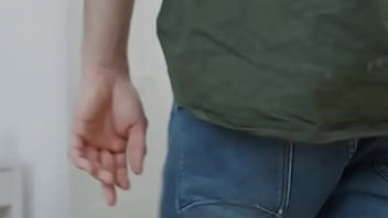 セクシーな若い女性のブルネットは3Pに参加することを気にしません