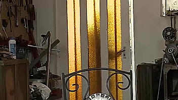荡妇为用。 第 1 部分。她得到金色淋浴，然后她的主人将她绑起来，他用螺丝刀柄操她。 他想对他的性奴隶做任何他想做的事。 所以他用她紧绷的绳索深深地操着她的嘴。