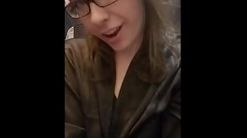 Домина в черном атласе, Джейн Джадж, держащая ключ в видео от первого лица