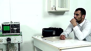 変態博士の命令。パート 1. Doc は彼女の毛むくじゃらのおなかと彼女の口の中で彼女を激しくファックします。 彼女の素敵な毛むくじゃらのおなかを持つ美しい は、テーブルに縛られ、彼女の医者は彼女を大まかにファックします。