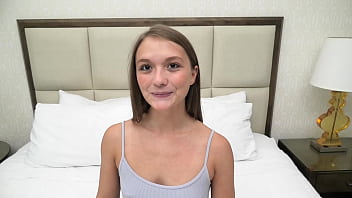 小柄な 18 歳のかわいこちゃんがチンポをしゃぶってサラダをトス