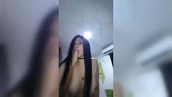 她是个不错的婊子，上过一些中文课 她放松了 婊子在中国 她有男朋友，但她放松了