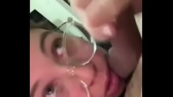 寝取られで素敵なフェラをする既婚者。 （ハメ撮り）。 RED で完了します。