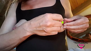 nippleringlover 角质摩洛伊斯兰解放阵线插入项链通过极端拉伸刺穿的乳头，淫乳头玩