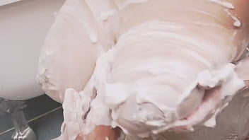 ムチムチボディでJカップの爆乳の高崎莉依ちゃん。 2