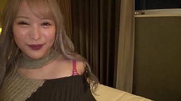 금발의 머리카락이 매끄러운 젊은 공정한 피부색 걸은 러브 호텔에서 엿 먹는다! 그녀가 정액 할 때마다 분출!