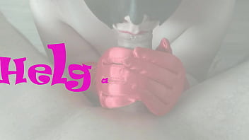 巨大な自然のおっぱいを持つアマチュア熟女は、彼女の曲線美の体を洗うためにシャワーを浴びましたが、すぐに犯されて精液で洗い流されました