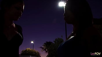 黒髪のエモ女と素敵な日焼けした細いアジア人 との素晴らしい異人種間のレズビアンセックス