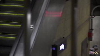 2人のふしだらな成熟したレズビアンは、窓際で彼女をファックするように、女子大生と一緒に彼女の方法を持っています