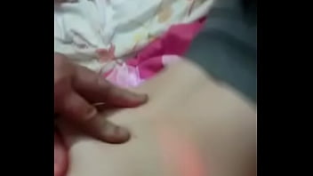 若い女の子はとてもおいしい王冠を与えました彼女はボールにさえ入りました彼女はこの王冠と一緒にとても喜びで夢中になりました