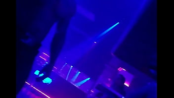 ゴーゴ ダンサー モリーナ カサダを引っ張って踊らせ、小さなドレスを着せます。