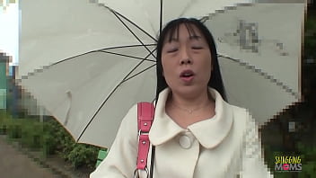 おもちゃとクソが大好きなアジア人熟女のためのずさんな中出し