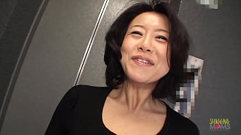 アジアの成熟した彼女はベッドでずさんなクリームパイを受け取るように性交することを確信