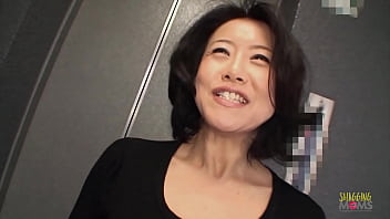 成熟したアジアの女性は、彼女の濡れた猫にすべての大人のおもちゃを使用することを熱望しています