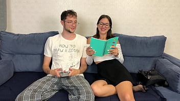 学校から帰ってきた義理の妹が宿題を手伝ってくれると兄に頼んだが、彼はオーガズムだけを手伝ってくれた！手コキごっくん