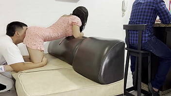 友人が美人妻をマッサージさせてくれる