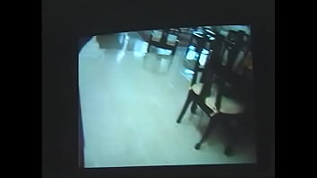 欲求不満の筋肉質のスタッドは、大きなソファの犬のポーズでセクシーな雌犬を激しくファックします