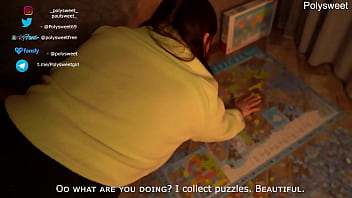 隣の女の子と一緒にパズルを組み立てる