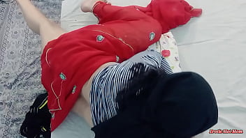 防犯カメラのせいで義理の妹の真実が暴露され、彼女がヒジャブを着て私の友人とセックスしているところを目撃された
