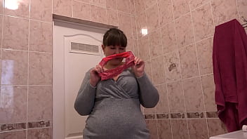 ガール フレンドのパンティーは、成熟した bbw を引き起こした。自家製の異常なフェティッシュ マスターベーションとパンティ スニッフィング。素人からぽっちゃり熟女と接写。