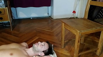 支配的なぽっちゃり系熟女は若い男の子が足を舐めるのが大好き