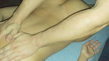 私は夫を寝取られ、私のいたずらな妻を本当のプロの官能的なマッソテラピーストに連れて行き、有料セッションのカリナとルーカスが起こるのを見ました.