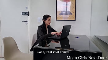 Vitoria Vonteese と Mr Pine - セクシーなオフィスの同僚が支配し、フレンドゾーンの敗者 EP 1 - 足崇拝 - 足マッサージ - FINDOM - 寝取られ - 足支配 - 足屈辱 - ハイヒール - ぶら下がっている - 足の裏 - フェムドム - フットスツール - BETA CUCK -