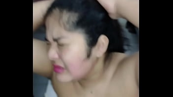 BDSM 本物で完璧な私のふしだらなガールフレンドは私の小便を飲み込むのが大好きです
