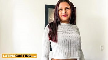 かわいい18歳のラティーナ痴女は、偽のキャスティングプロデューサーを説得しました