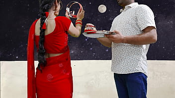 Karva Chauth スペシャル: 新婚のプリヤは最初の karva chauth セックスをし、空の下でフェラチオをしました