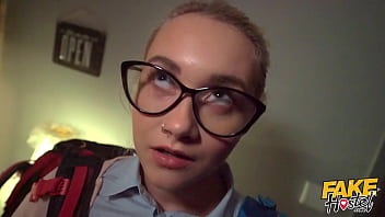 偽のホステル ハロウィーン スペシャル - ホーンテッド ロッカー - 小さなおっぱいの甘い角質の若い女性が年上の男性の巨大なコックに乗って超濡れる