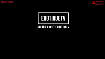 Erotique Entertainment - ErotiqueTVLive で ERIC JOHN の大きな美しいチンポをファックするために彼女の最高級のセクシーな服を着た黒檀の美しさ SOPHIA FIORE の無修正生映像
