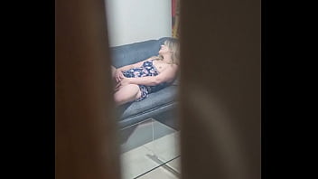 友達から早く帰ってきたとき、継母が自分で指マンしているのを見つけました。彼女は5分で4回オーガズムに達しました。